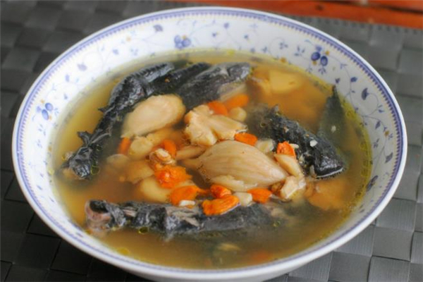 烏雞湯是黑色的嗎 烏雞湯發黑是什么原因