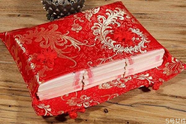 結婚三金什么時候給女方 結婚為什么要送三金