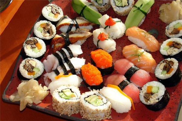 壽司和飯團(tuán)哪個(gè)更容易長(zhǎng)胖 一盒壽司熱量大概多少