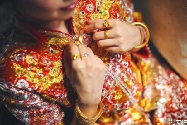 三金和婚戒是一回事嗎 結婚戒指和訂婚三金的區別