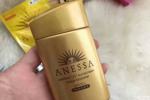 安耐曬藍色蓋子和金色蓋子的區別 安耐曬是水狀的嗎