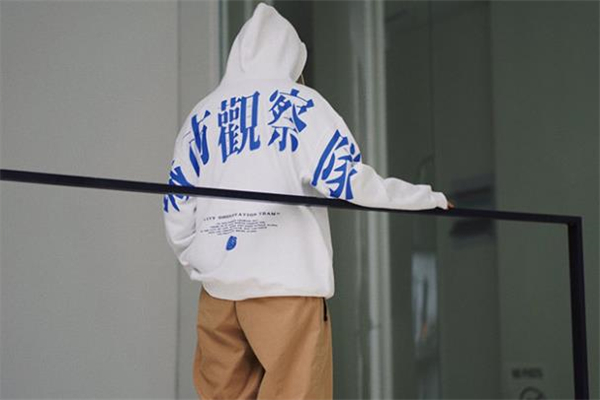 白色連帽衛衣搭配什么褲子好看 白色連帽衛衣搭配圖片