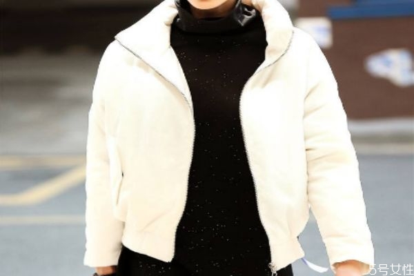白色羽絨服發黃干洗店能洗白嗎 白色羽絨服發黃的原因