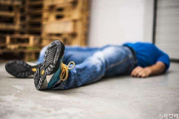 經常熬夜會猝死嗎 造成猝死的原因有什么
