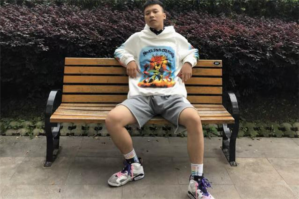 涂鴉衛衣配什么褲子好看