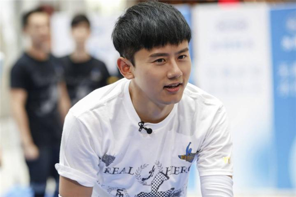 包子臉男生適合什么發型