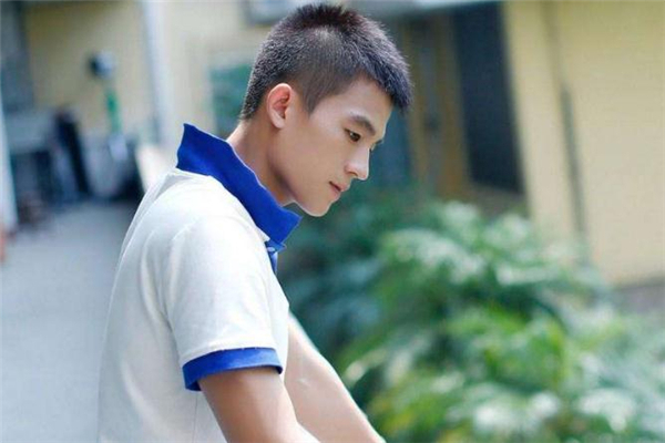 高中男生留什么發型好看 高中男生適合什么發型