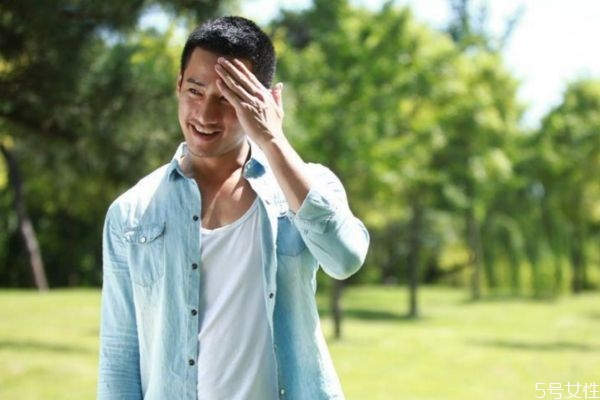悶騷男喜歡你的表現 怎么分辨悶騷男是不是喜歡你