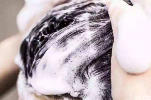 頭發干枯的原因有什么 為什么頭發會干枯