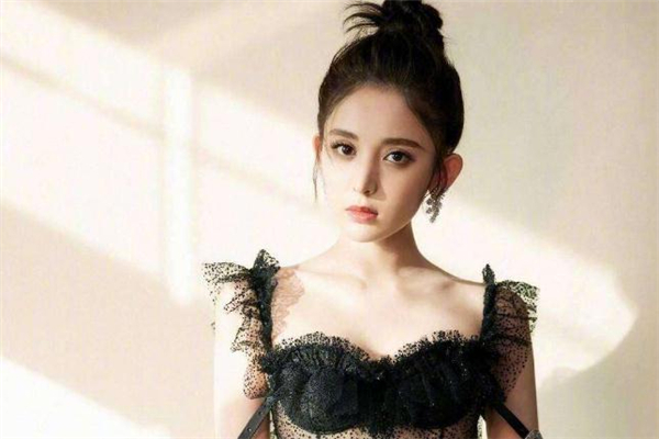 黑色禮服配什么發型好看 黑色禮服適合什么發型
