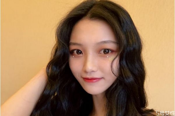 為什么剛燙完頭發就不卷了 頭發燙不卷是什么原因