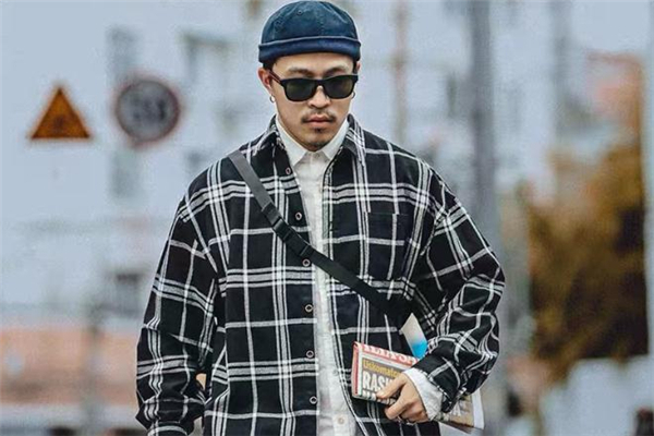 黑白格襯衫里面配什么衣服 黑白格襯衫配什么內搭好看
