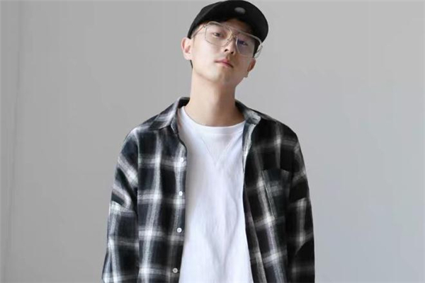 黑白格襯衫里面配什么衣服 黑白格襯衫配什么內搭好看