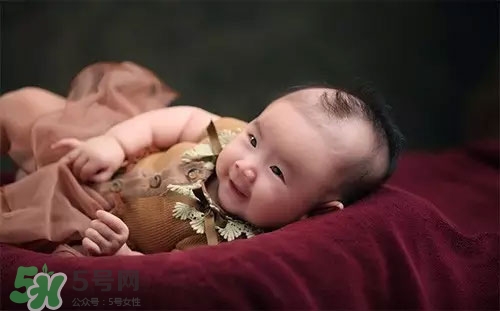 寶寶睡覺搖頭怎么回事？寶寶睡覺搖頭是缺鈣嗎？