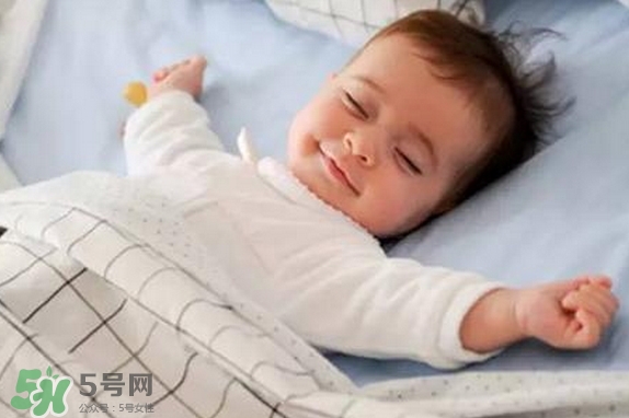 寶寶睡覺為什么會笑？寶寶睡覺笑出聲是做夢了嗎？