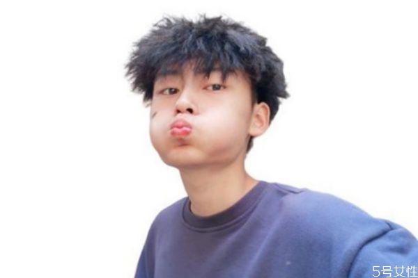 錫紙燙如何洗頭 錫紙燙和鋼夾燙的區別