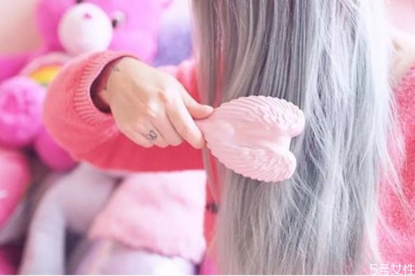 頭發又軟又油怎么辦 頭發又軟又油應該用什么洗發水