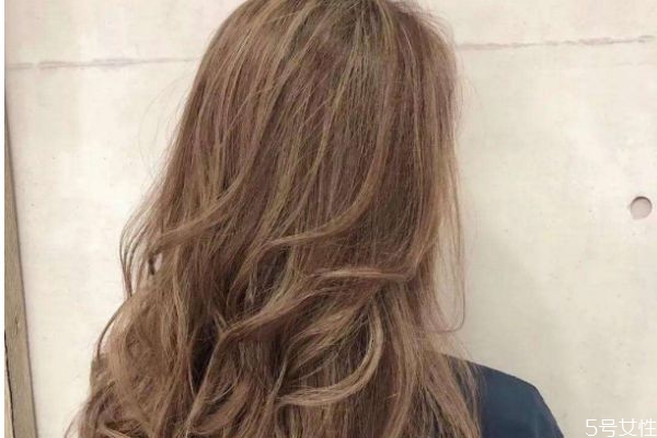 鴨舌帽時候什么發型的女生 什么發型的女生時候鴨舌帽
