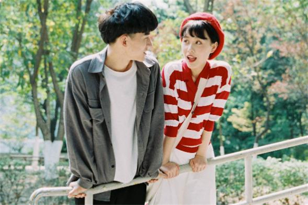 內向的男生適合找什么樣的女生 內向男生對你有好感的征兆