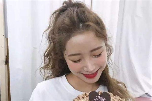 泡面頭怎么扎好看 泡面頭扎什么發型好看