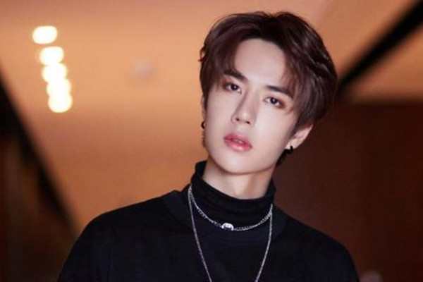 發際線高的男生適合什么發型 發際線高的男生留什么發型好看