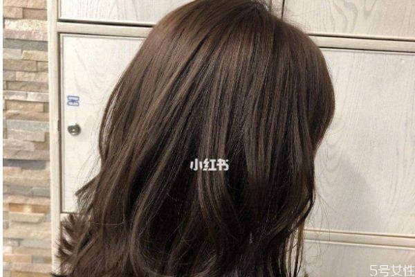 檀棕色頭發明顯嗎 檀棕色要不要漂