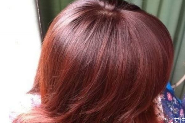 棕紅色頭發掉色后是什么顏色 紅色頭發掉色掉多久