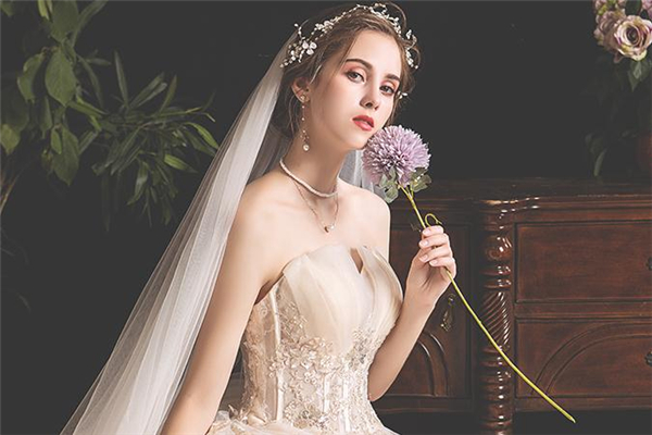 婚紗配什么發型好看 穿婚紗適合什么發型