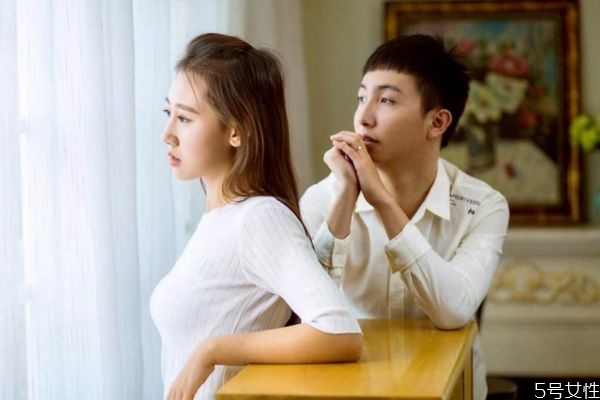 男生逼你說分手的表現 什么表現說明男生在逼你分手