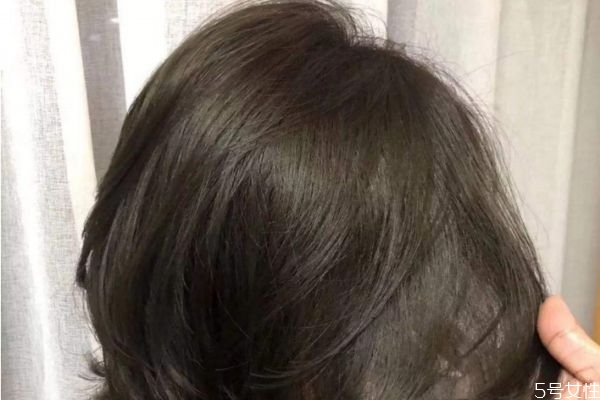 黃頭發可以黑茶色嗎 漂過的頭發染成黑茶掉色么