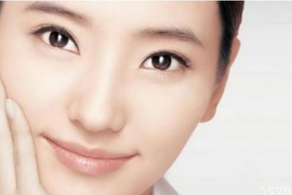 額頭長閉口是什么情況 為什么額頭反復長閉口
