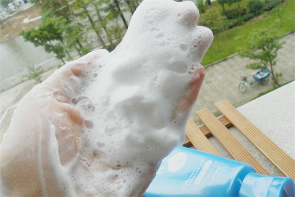 過期的洗面奶沒開封還能用嗎 過期的洗面奶可以洗頭發嗎