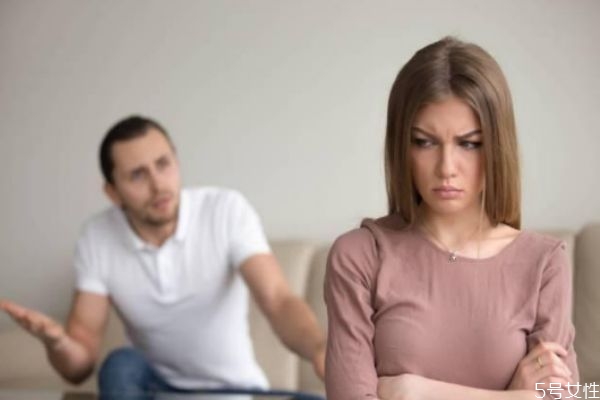男人道歉說明在乎嗎 這4種表現說明他已經愛你到骨子了