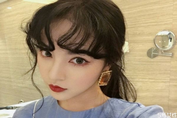 不發朋友圈的女生性格 沒見過世面的女生特點