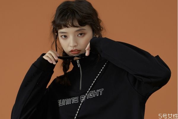 黑色衣服掉浮毛身上都是怎么辦 黑色衣服發白怎么恢復
