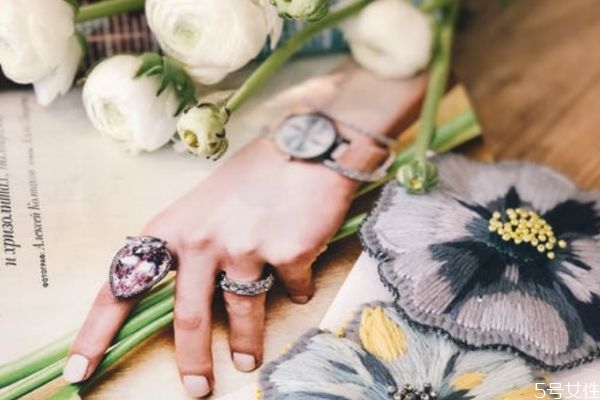 為了掙錢兩地分居值得嗎 結婚后異地有意義么