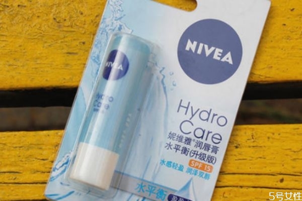 潤唇膏和唇部打底有什么區別 護唇膏和潤唇膏一樣嗎