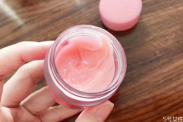 經常使用唇膜會怎么樣 唇膜可以用手涂嗎