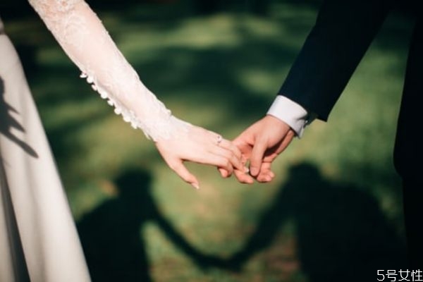 老公厭倦老婆的表現 男人心里沒老婆的表現
