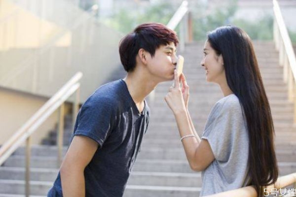 男人貶低打壓女人的目的 男人心里瞧不起你的表現