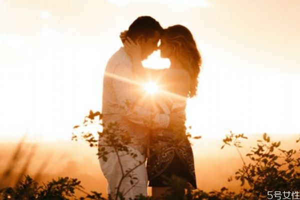 男人貶低打壓女人的目的 男人心里瞧不起你的表現