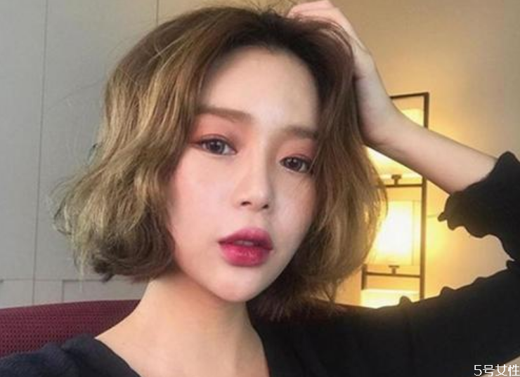 短發洗完頭外翹怎么辦 短發炸毛如何打理