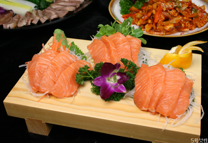 三文魚(yú)怎么看壞沒(méi)壞 三文魚(yú)為什么要加芥末