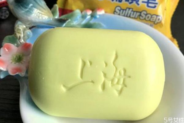 硫磺皂洗頭發正確方法 硫磺皂洗頭的注意事項