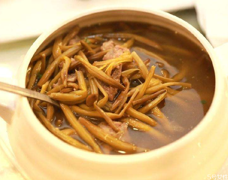 干黃花菜是發奶的嗎 黃花菜怎么吃下奶