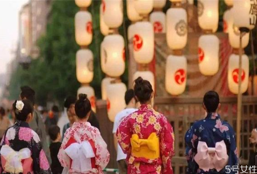 日本女生走路為什么內八 日本內八的原因是什么