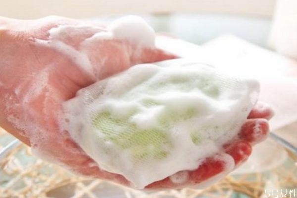 洗面奶洗臉后刺痛發紅怎么回事 用洗面奶臉上灼燒感
