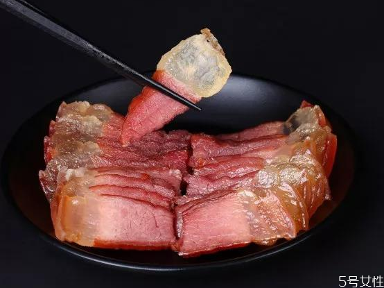 曬臘肉沒有太陽怎么辦 臘肉曬太陽與陰干哪個(gè)好吃