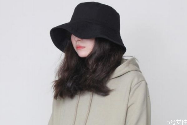 ?戴漁夫帽怎么扎頭發 適合帶漁夫帽的發型