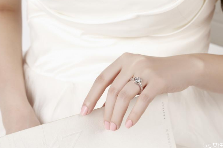 dr鉆戒女生可以給女生買(mǎi)嗎 dr鉆戒女生不能買(mǎi)嗎